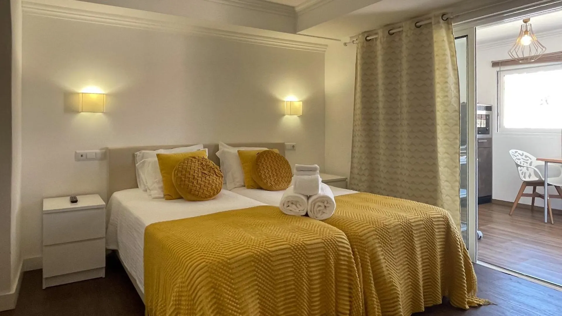 Sofeelings, Estudio Sol, Baixa De Албуфейра